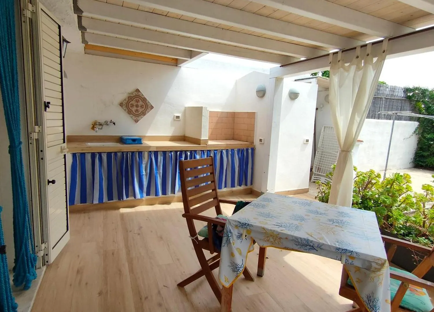 Cottage con veranda attrezzata giardino,vista mare Carloforte  Appartamento Carloforte (Isola di San Pietro)