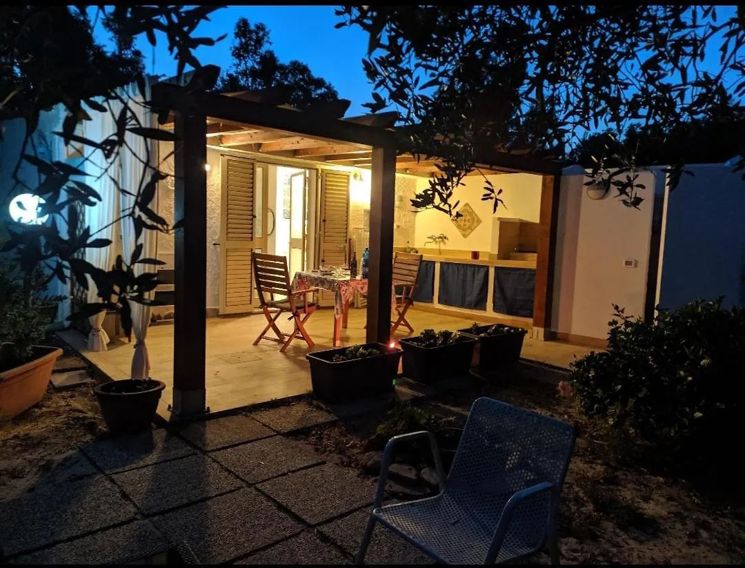 Cottage A 1Km Dal Centro Storico, 500 M Dal Mare,Veranda Attrezzata,Barbecue,Doccia Interna Ed Esterna,Giardino カルロフォルテ 0*,  イタリア